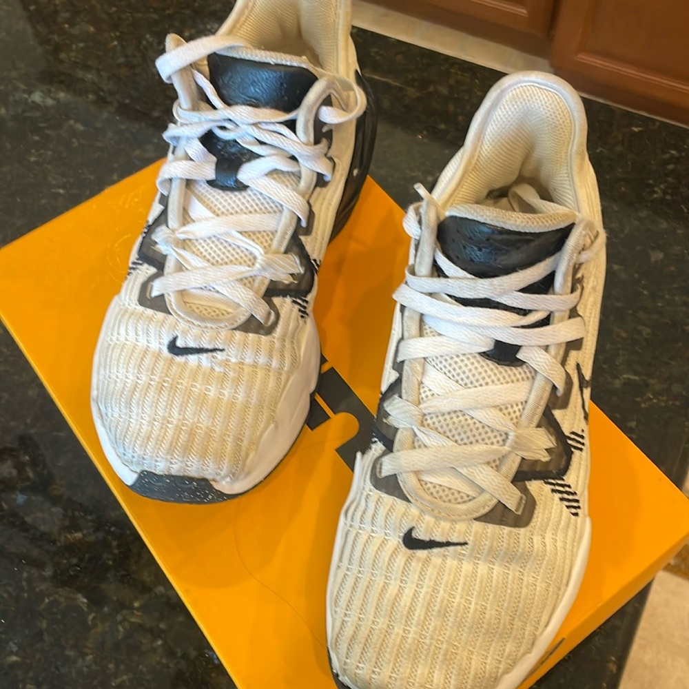 Nike Lebron Witness 6  size women’s 7, men’s 5.5. No inside tag.
